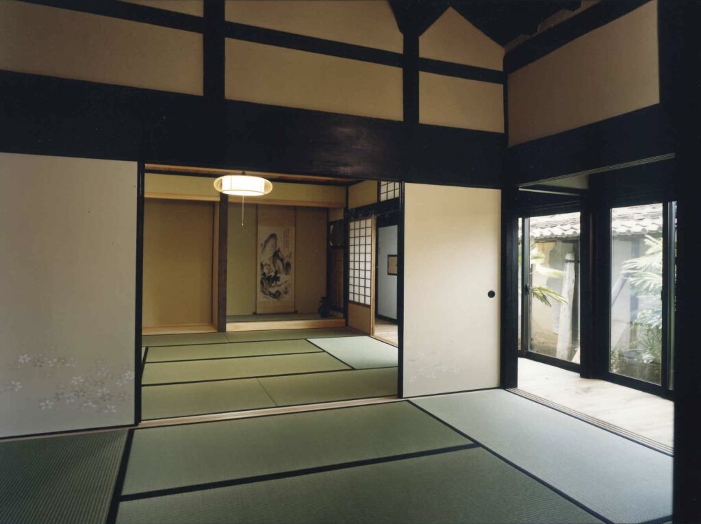 縁側のある真壁の和室