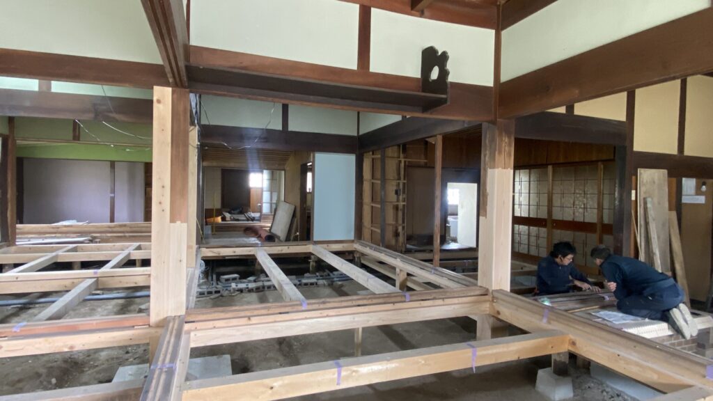 腐った柱などを入れ替える工事の様子