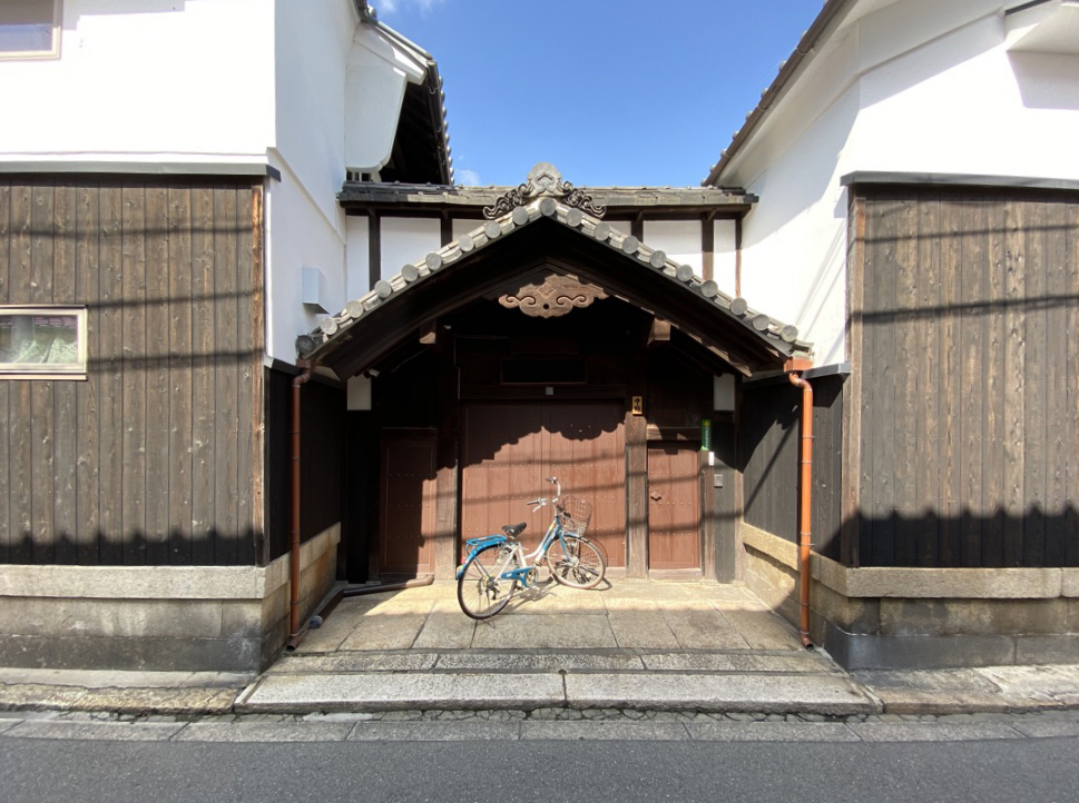 大阪市東住吉区の古民家 蔵と屋根付き門 輝建設 大阪 奈良で新築 古民家再生する東大阪の工務店輝建設 大阪 奈良で新築 古民家再生する東大阪の工務店